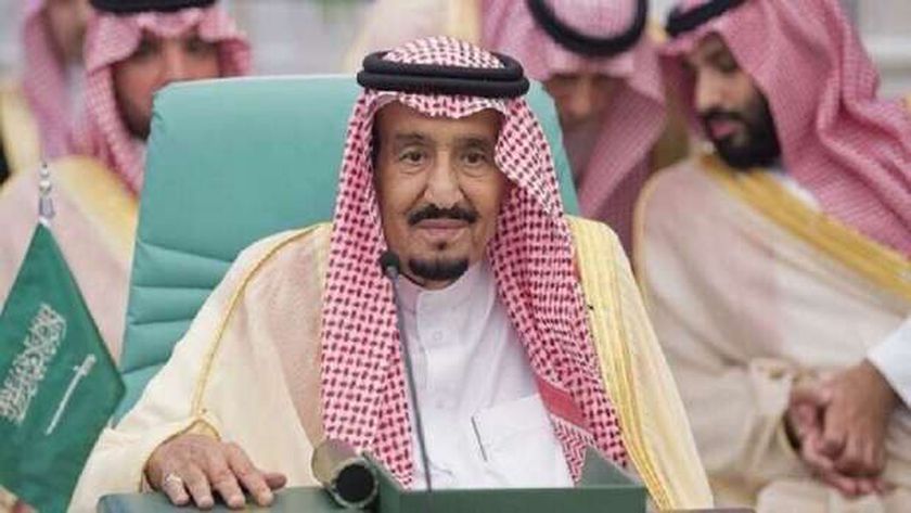 الملك سلمان بن عبدالعزيز  يقبل وزير الحج والعمرة