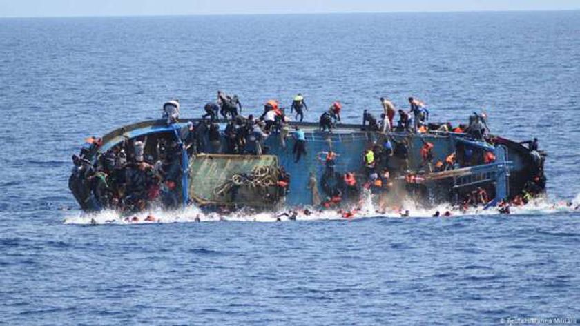 غرق قارب يمل مهاجرين غير شرعيين لأوروبا.. أرشيفية
