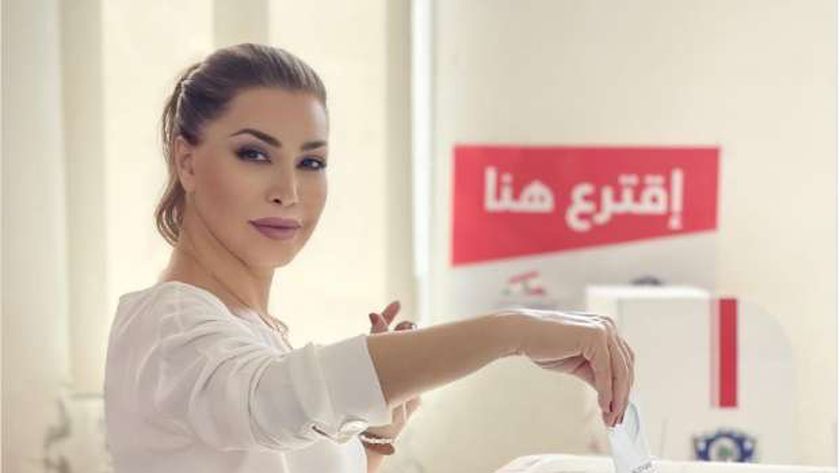 الفنانة نوال الزغبي أثناء الإداء بصوتها في الانتخابات اللبنانية