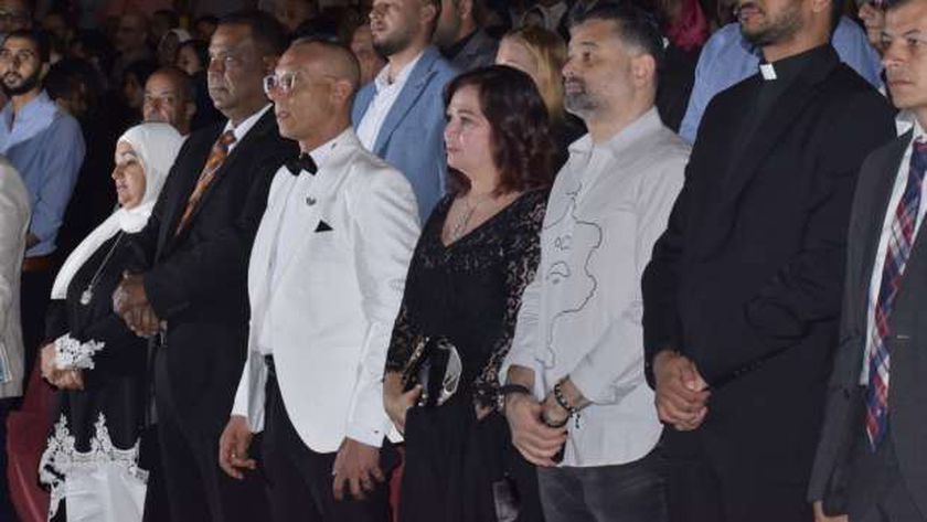 انطلاق حفل افتتاح مهرجان الإسكندرية للمسرح بدقيقة حداد على هشام سليم