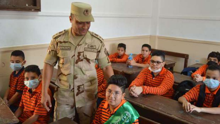 القوات المسلحة تنظم زيارات لمرافقة أبناء الشهداء ومصابي العمليات للمدارس