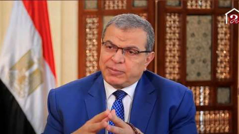 وزير القوى العاملة يستعيد ذكريات شبابه بصورة قديمة على الواتس آب - أخبار مصر - الوطن
