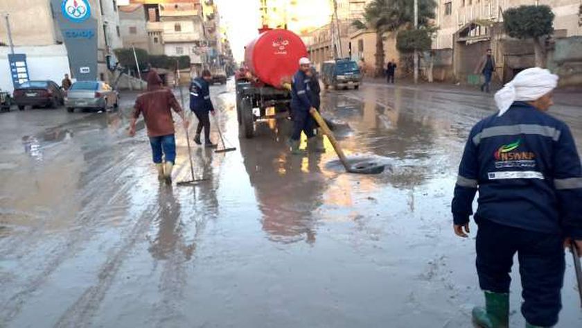 رفع مياه الأمطار من شوارع كفر الشيخ