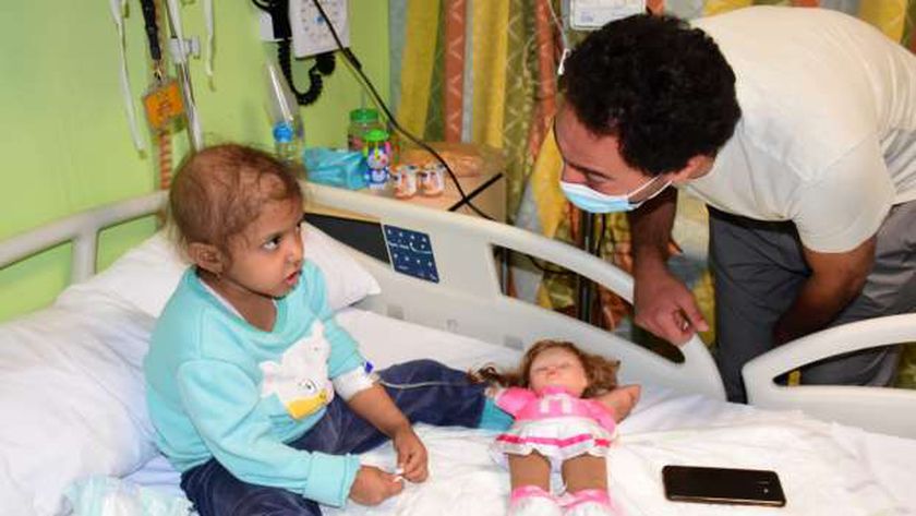 الفنان محمد سلام مع طفلة مريضة