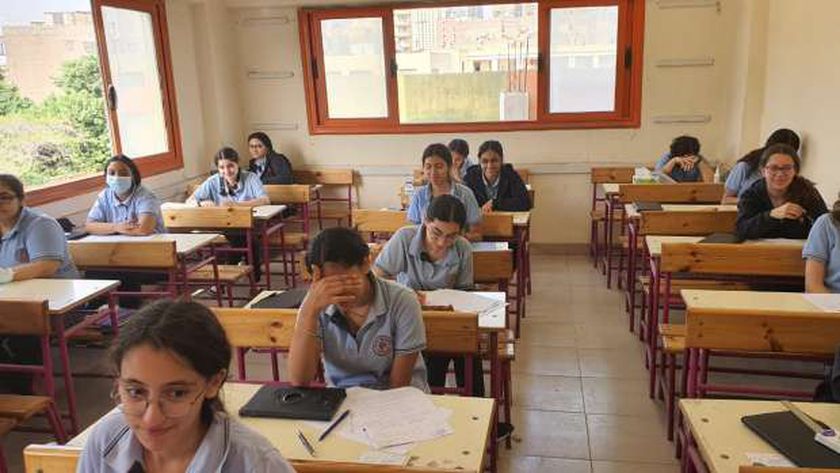 طالبات «الإعدادية» خلال أدائهن الامتحانات