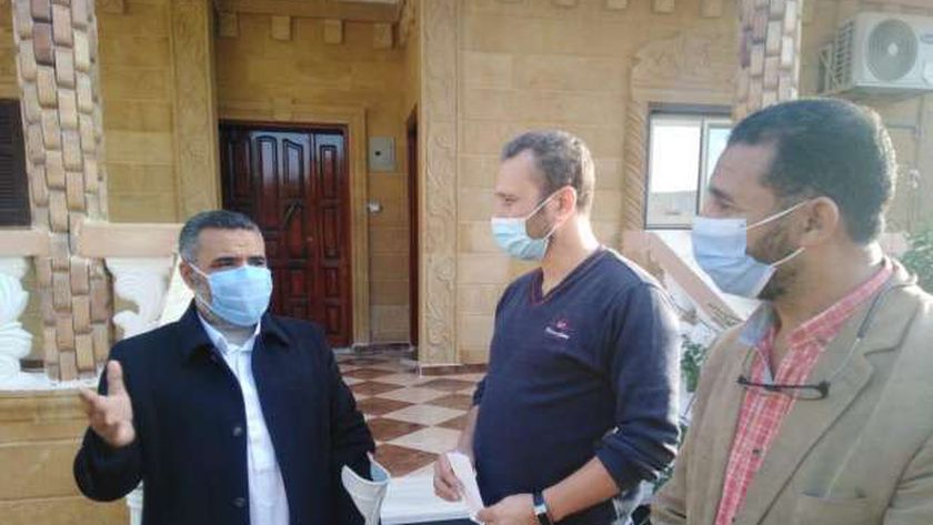 الدكتور محمد على وكيل مديرية الصحة بمطروح خلال متابعته لحالات فى عزل منزلى بقرية القصر بمطروح