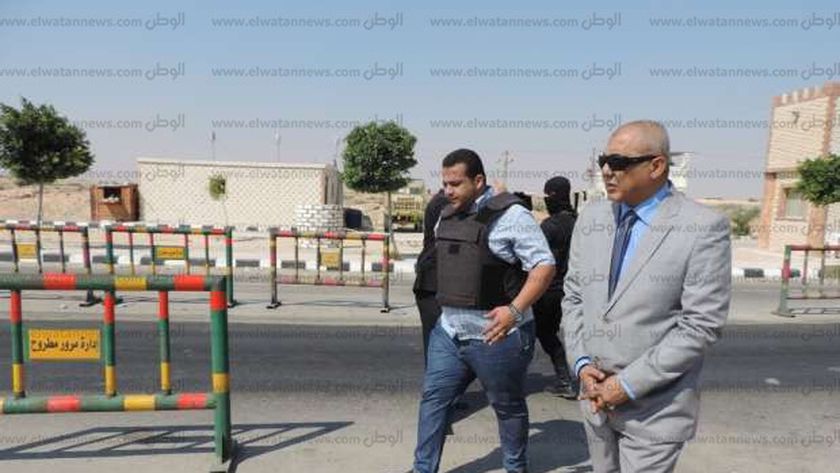 اللواء هشام نصر مدير أمن مطروح خلال مروره على كمين الكيلو 20