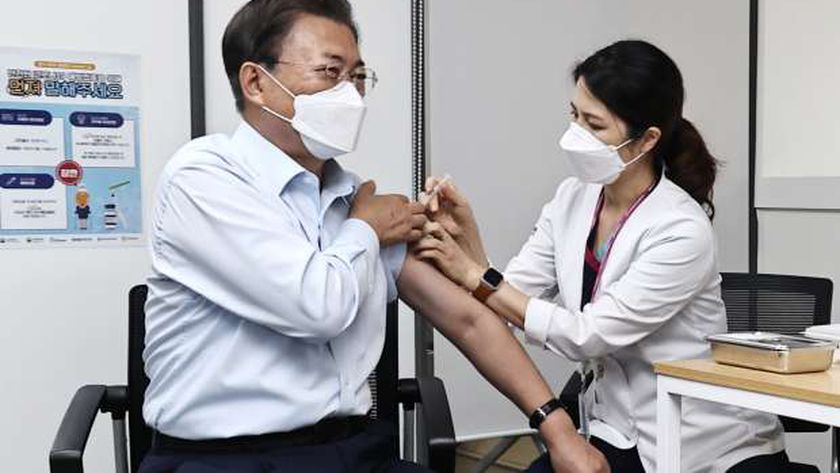 رئيس كوريا الجنوبية يتلقى الجرعة الثالثة من لقاحات الفيروس