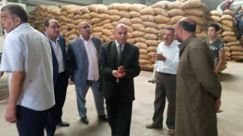 رئيس سمنود يحذر عمال الصوامع  من تحصيل رسوم من المزارعين بترويد القمح