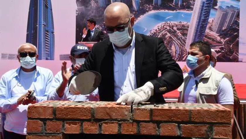  وزير الإسكان يضع حجر الأساس لمشروع أبراج الداون تاون بمدينة العلمين