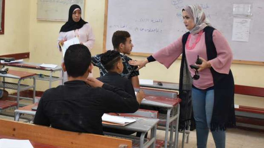 نادية فتحي خلال متابعة امتحانات الشهادة الإعدادية بالإسكندرية