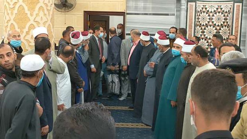 بالصور: ممر من الأئمةللتأمين خروج وزير الأوقاف عقب افتتاحه مسجد المحلة