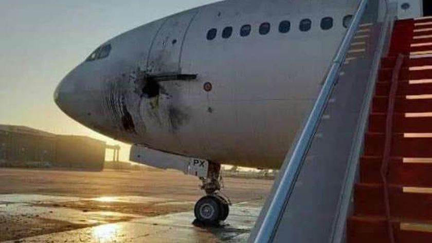 طائرة متضررة في مطار بغداد الدولي
