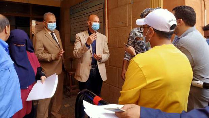 وكيل صحة الشرقية يتابع العمل بمركز تطعيم المواطنين بلقاح كورونا 