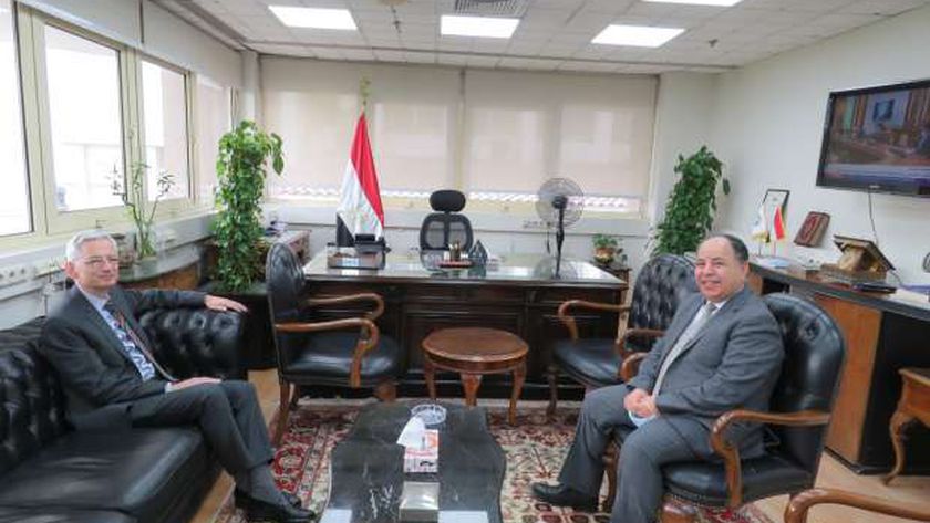 دكتور معيط خلال لقاءه بالسفير الفرنسي بالقاهرة