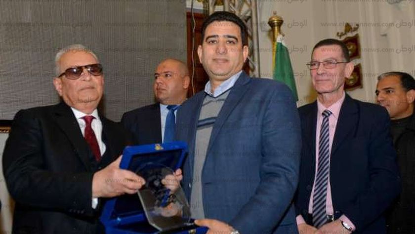 الكاتب الصحفي سامي عبد الراضي يتسلم الجائزة