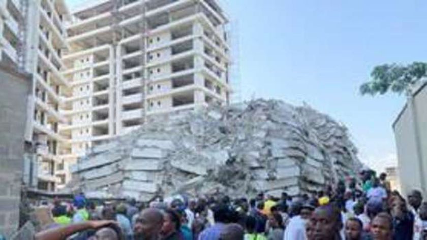 صورة انتشال 36 جثة من تحت أنقاض مبنى من 21 طابقا في نيجيريا – العرب والعالم