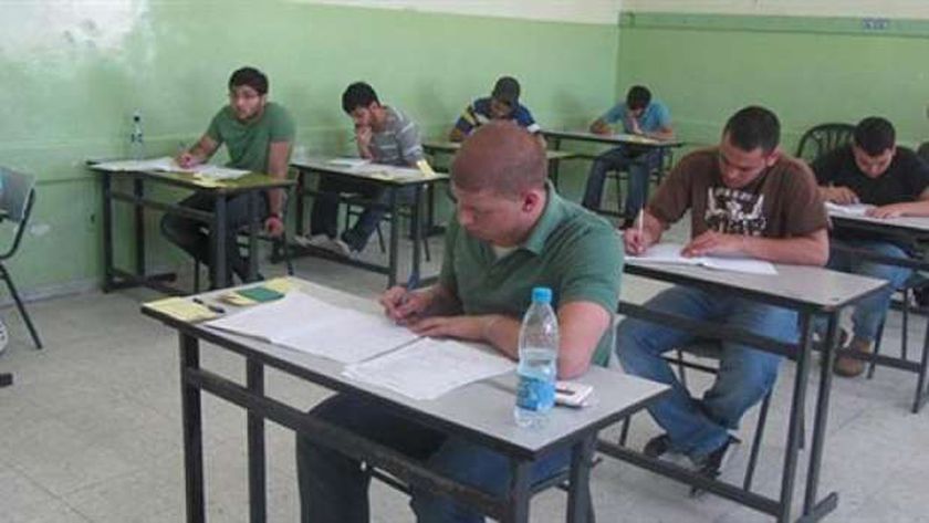 طلاب الإعدادية في الدقهلية يؤدون امتحان اللغة الإنجليزية - المحافظات