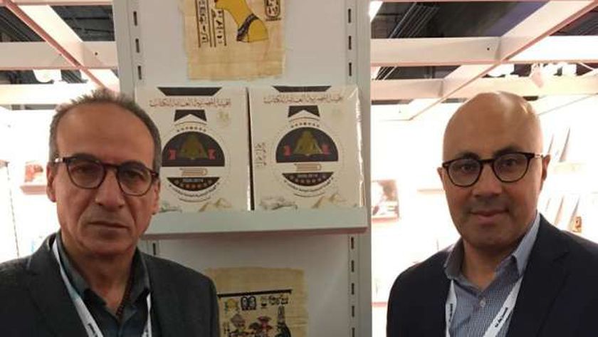 الدكتور هيثم الحاج علي رئيس هيئة الكتاب  ونائبه في معرض فرانكفورت
