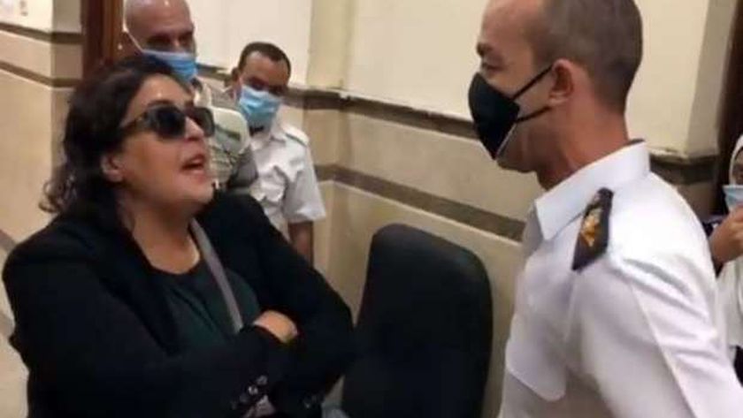 نهى الإمام خلال اعتدائها على ضابط شرطة