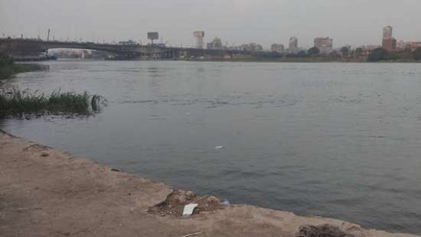 صورة انتشال جثمان شاب من النيل بعد 8 أيام من الغرق بالقناطر – حوادث