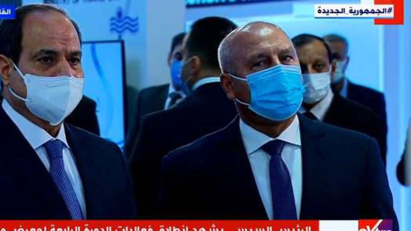 الرئيس عبدالفتاح السيسي ووزير النقل خلال افتتاح معرض النقل اليوم