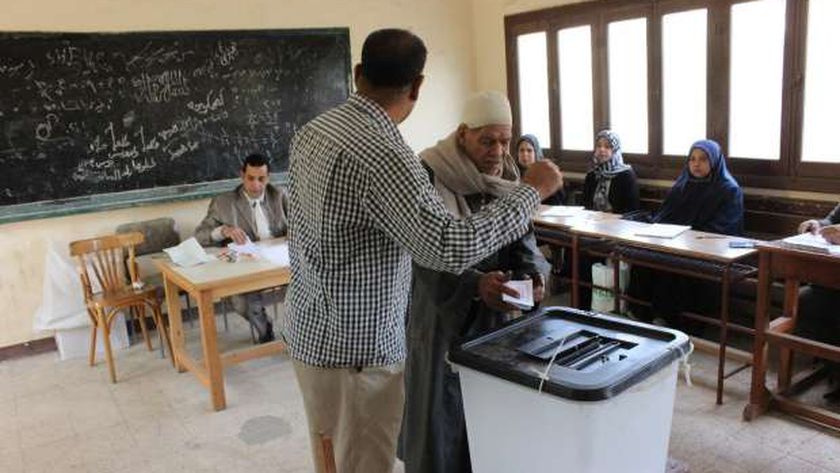 أحد الناخبين يدلى بصوته فى الانتخابات التكميلية بدائرة تلا الشهداء