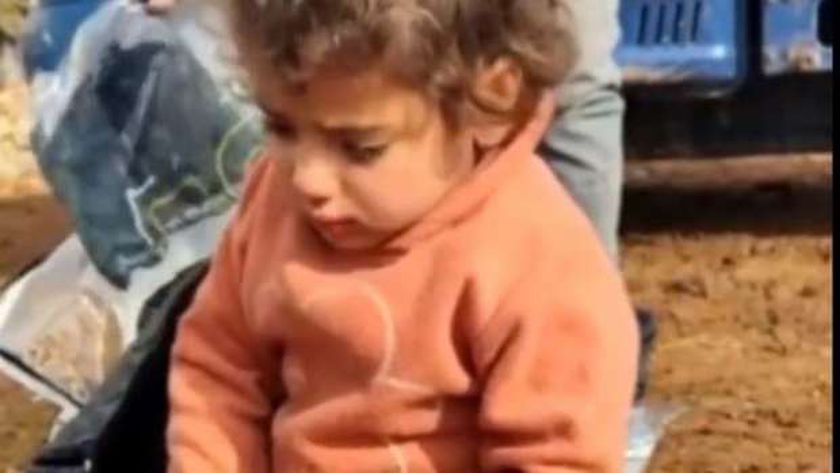 طفلة سورية ترتجف من البرد في مخيم للاجئين