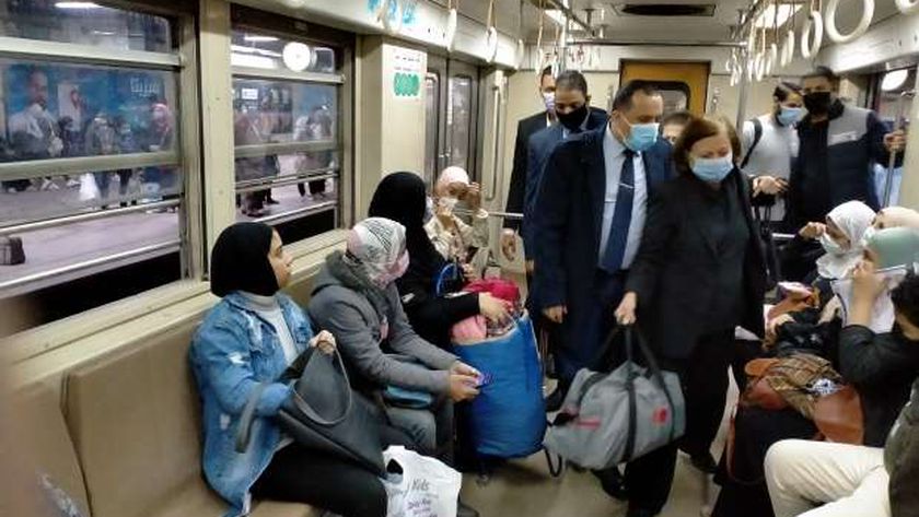 أحمد عبدالهادي متحدث مترو الأنفاق يتفقد أحدي القطارات - صورة أرشيفية