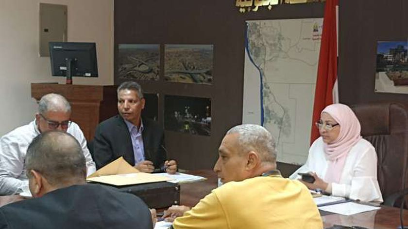 اجتماع نائب محافظ القاهرة  لمتابعة  توجيهات الحكومة