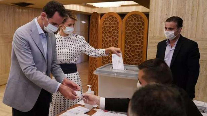 الرئيس السوري بشار الاسد وزوجته يدليان بصوتهما في الانتخاباات التشريعية في 2020