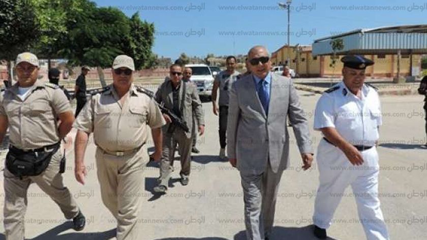 اللواء هشام نصر مدير أمن مطروح مع بعض ضباط المديرية
