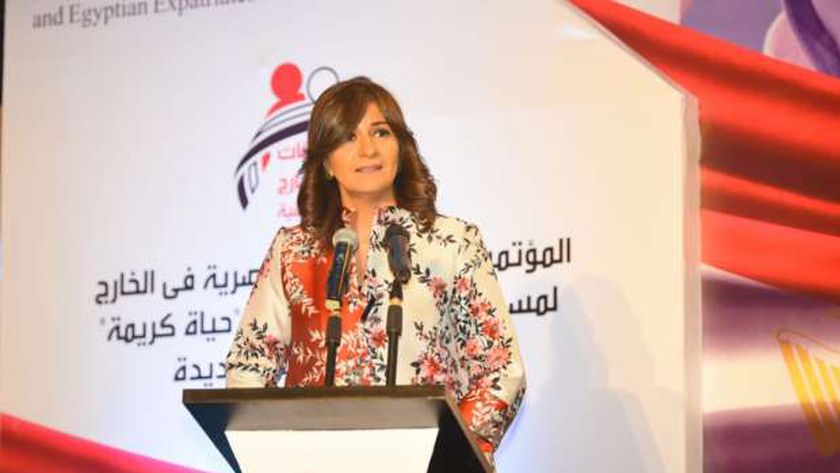 السفيرة نبيلة مكرم وزيرة الهجرة وشئون المصريين في الخارج اثناء انطلاق مؤتمر الكيانات المصرية في الخارج