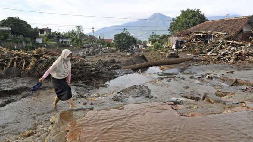 مياه السيول في إندونيسيا تغمر القرى