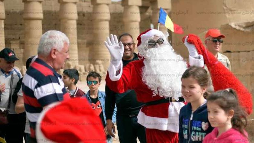 بابا نويل يستقبل السياح بمعبد الكرنك بالأقصر  - أرشيفية