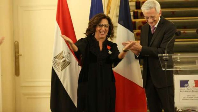 المخرجة والمنتجة ماريان خوري أثناء تكريمها في السفارة الفرنسية