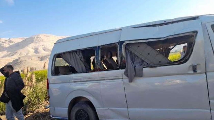 صورة إصابة 10 أشخاص في حادث انقلاب سيارة ميكروباص على طريق قنا – المحافظات