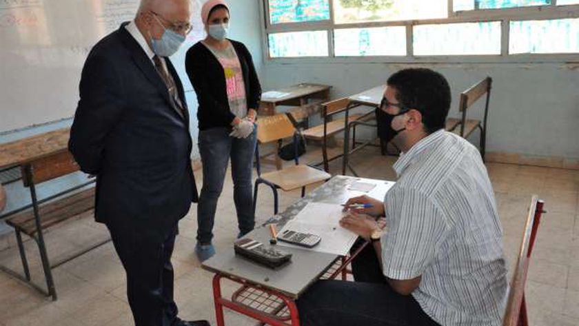 الدكتور طارق شوقي وزير التعليم أثناء تفقده إحدى اللجان «أرشيفية»