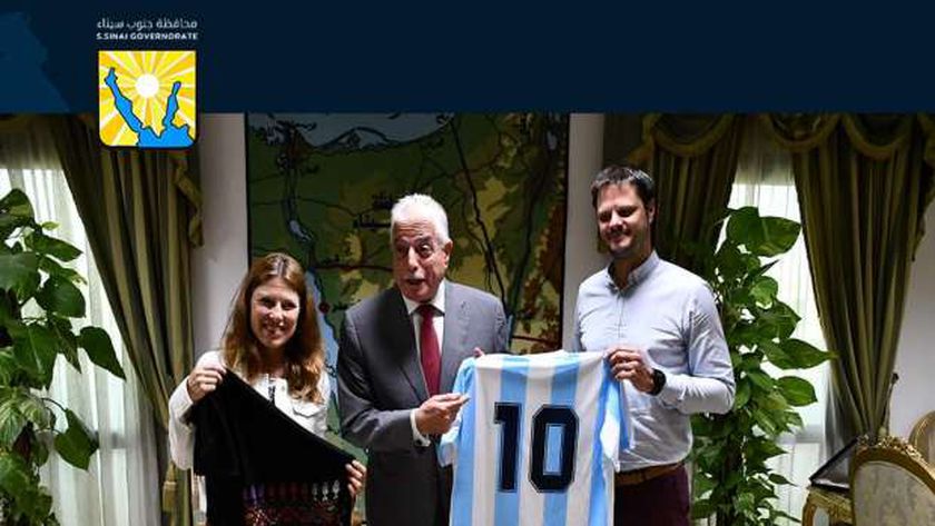 نائب سفير الأرجنتين يهدي المحافظ قميص مارادونا