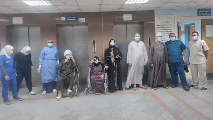 صورة تعافي وخروج 12 مصابا بكورونا من مستشفيات عزل سوهاج – المحافظات
