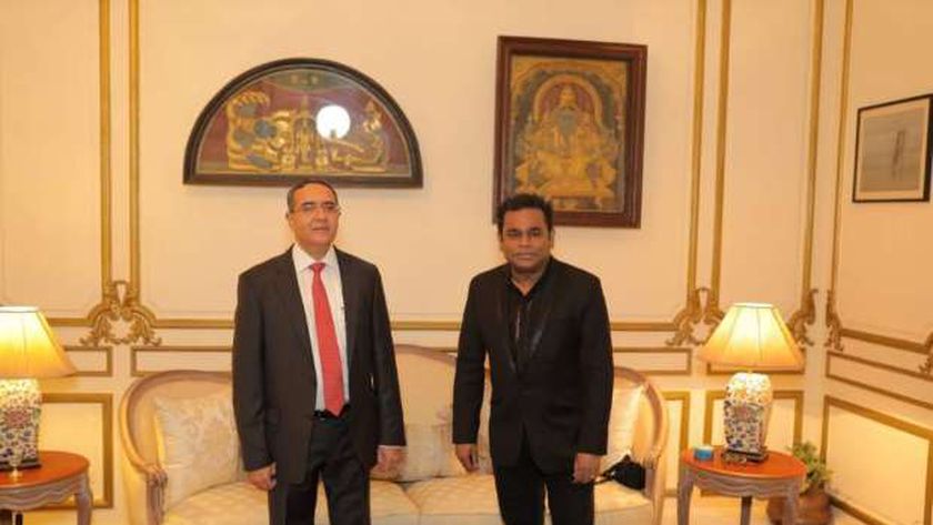 السفير الهندي أجيت جوبتا مع الموسيقار الهندي «أي أر رحمان»