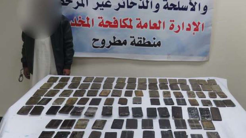 صورة ضبط 120 طربة حشيش بحوزة أحد العناصر الإجرامية في مطروح – مصر