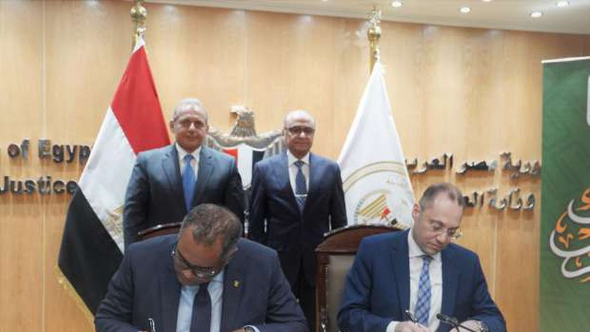 خلال توقيع البروتوكول- البنك الأهلي المصري