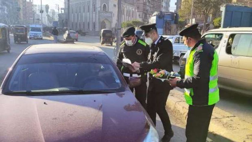 ضباط يوزعون الورود والحلوى بشوارع الغربية