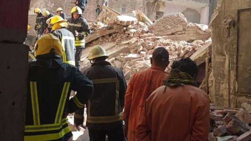 صورة جيران العقار المنهار بحدائق القبة: عشنا يوم رعب ونزلنا الشارع بملابس النوم – حوادث