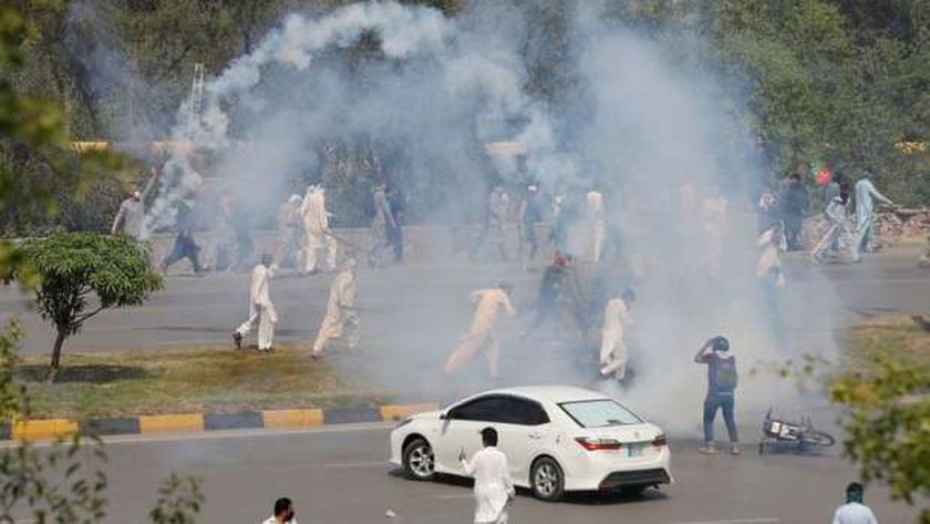الشرطة الباكستانية تفرق مظاهرة لأنصار عمران خان بالقنابل المسيلة للدموع