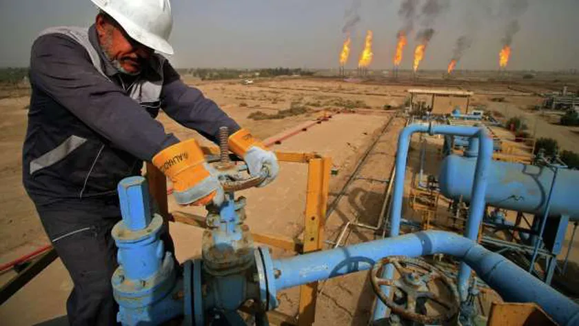 استقرار أسعار البترول العالمي بعد موجة ارتفاعات وانخفاض غير متوقع في مخزون النفط