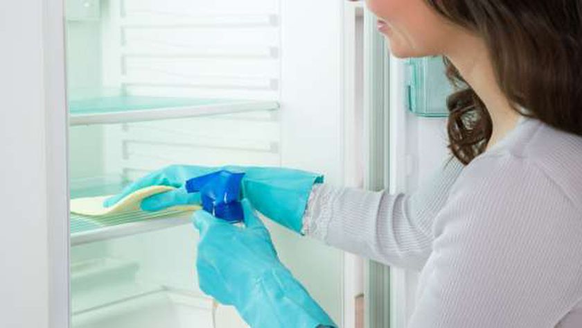 5 دقائق فقط.. خلطة سحرية لتنظيف الثلاجة بمكونات موجودة في بيتك - منوعات - الوطن