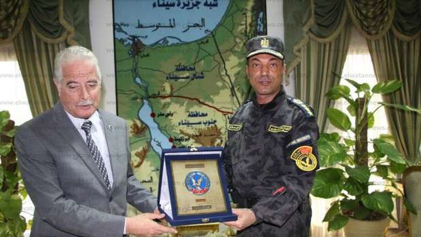 رئيس الأمن المركزي بشرم الشيخ يهدي محافظ جنوب سيناء درع القطاع