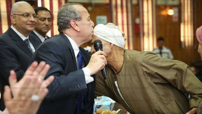 محافظ كفر الشيخ يقبل رأس والد إحدى المتفوقات